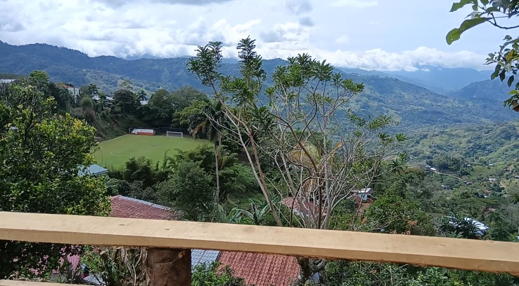 Vista al valle y cancha de fútbol desde la terraza