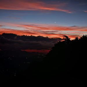 Atardecer rojizo sobre las montañas de Caragral