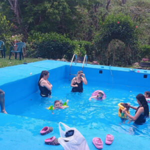 Familias disfrutando de la piscina