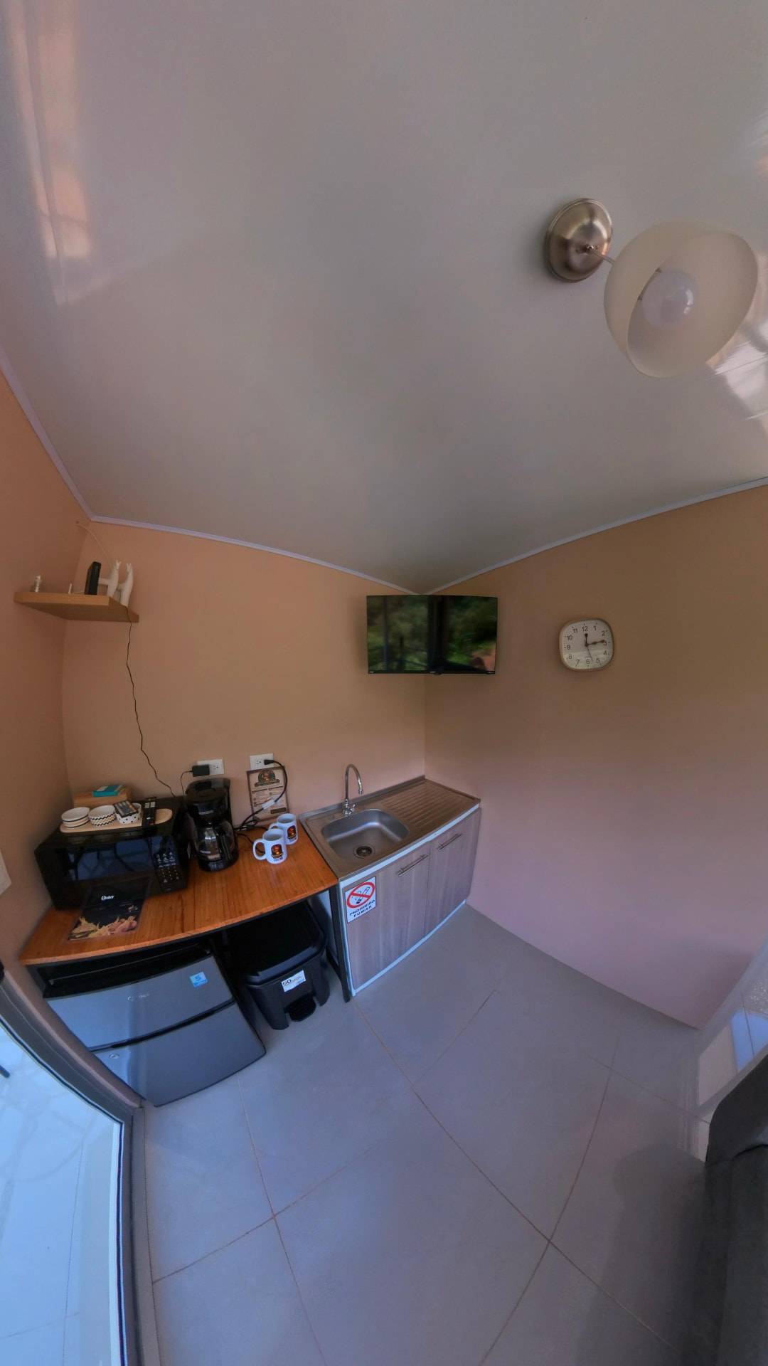 Cocineta equipada con microondas, cafetera y TV