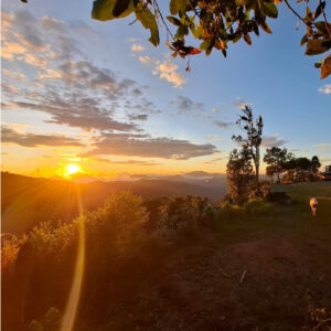 Sol poniéndose sobre las montañas
