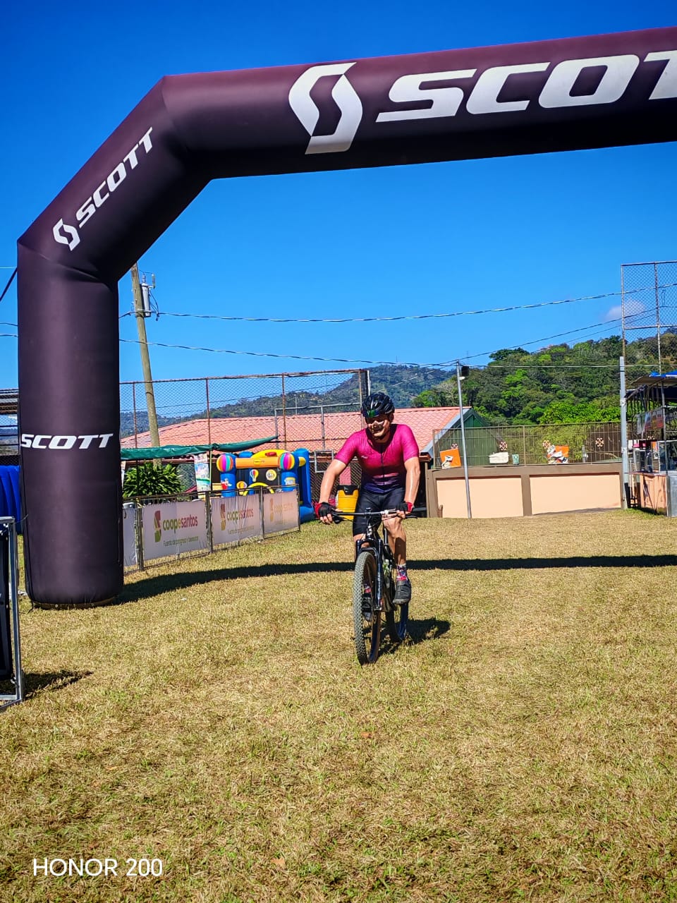 AcostaMTB — ciclista cruzando arco