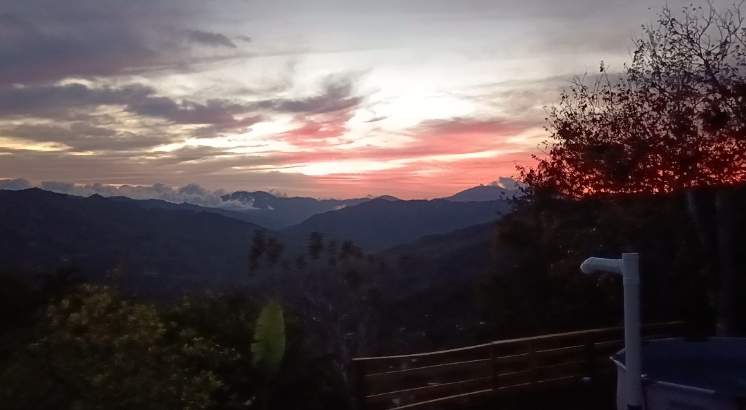 Atardecer rojizo sobre las montañas desde Mirador Bajo Cerdas