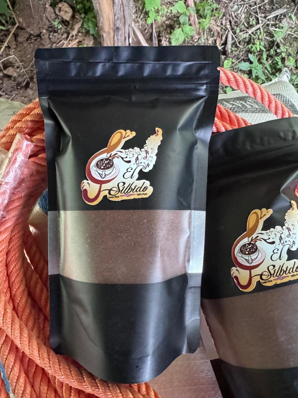 Bolsas negras de café El Silbido colgadas para exhibición
