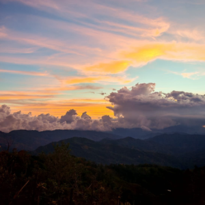 Atardecer pastel con nubes desde el mirador