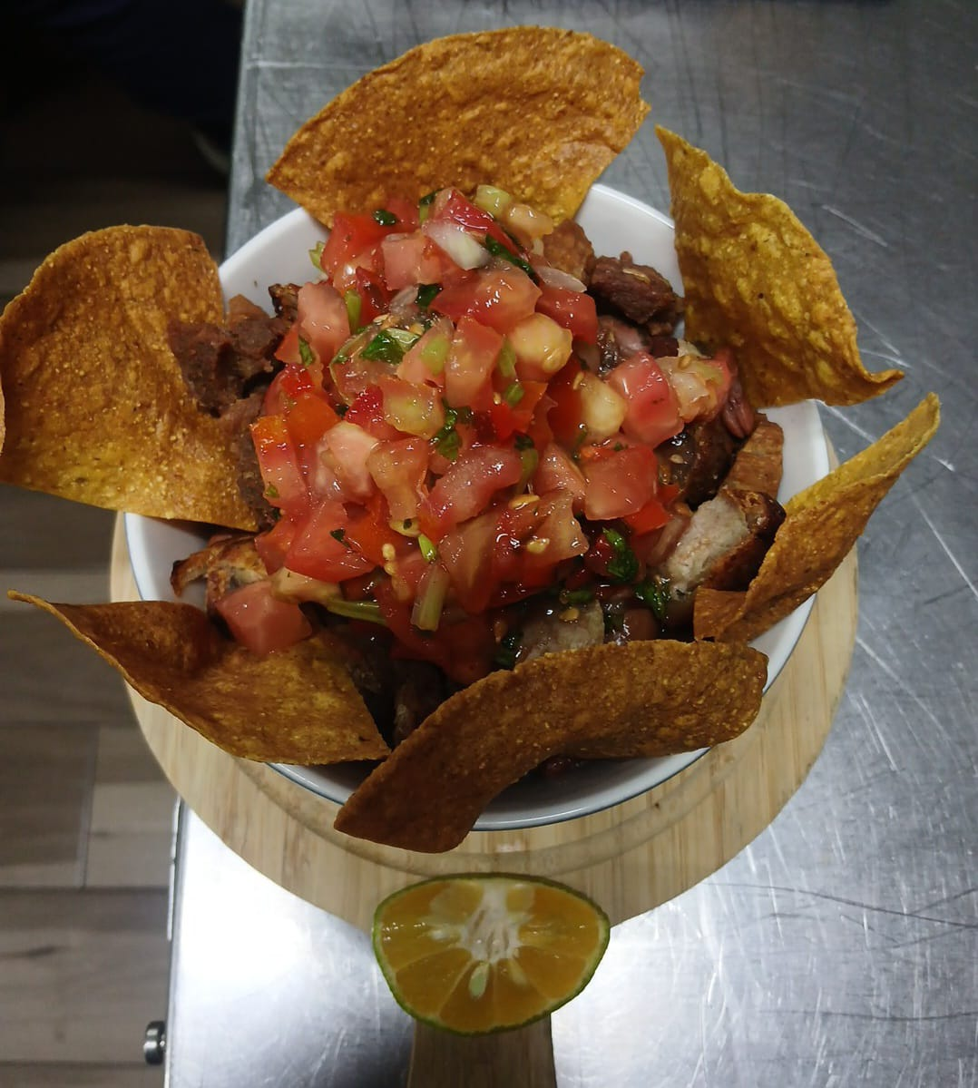 Chicharrón o carne con pico de gallo servido con tortillas tostadas en Antojitos de Mi Alma