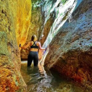 Cañón con aguas cristalinas en Truchas San Pablo