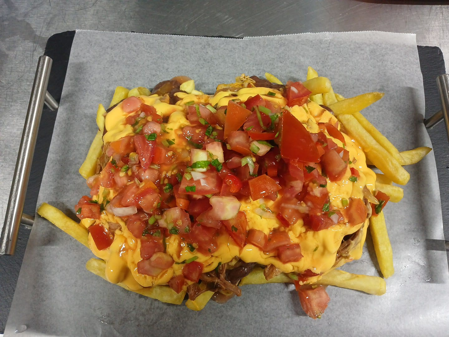 Papas cargadas con queso, carne y pico de gallo en Antojitos de Mi Alma