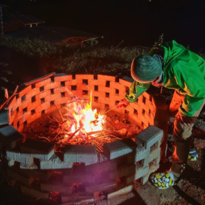 Fogata encendida al anochecer en Cabañas Macondo