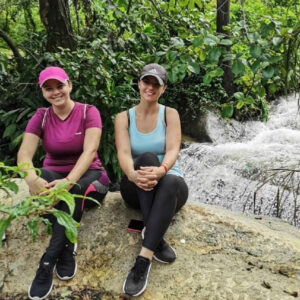 Visitantes posando junto a una catarata