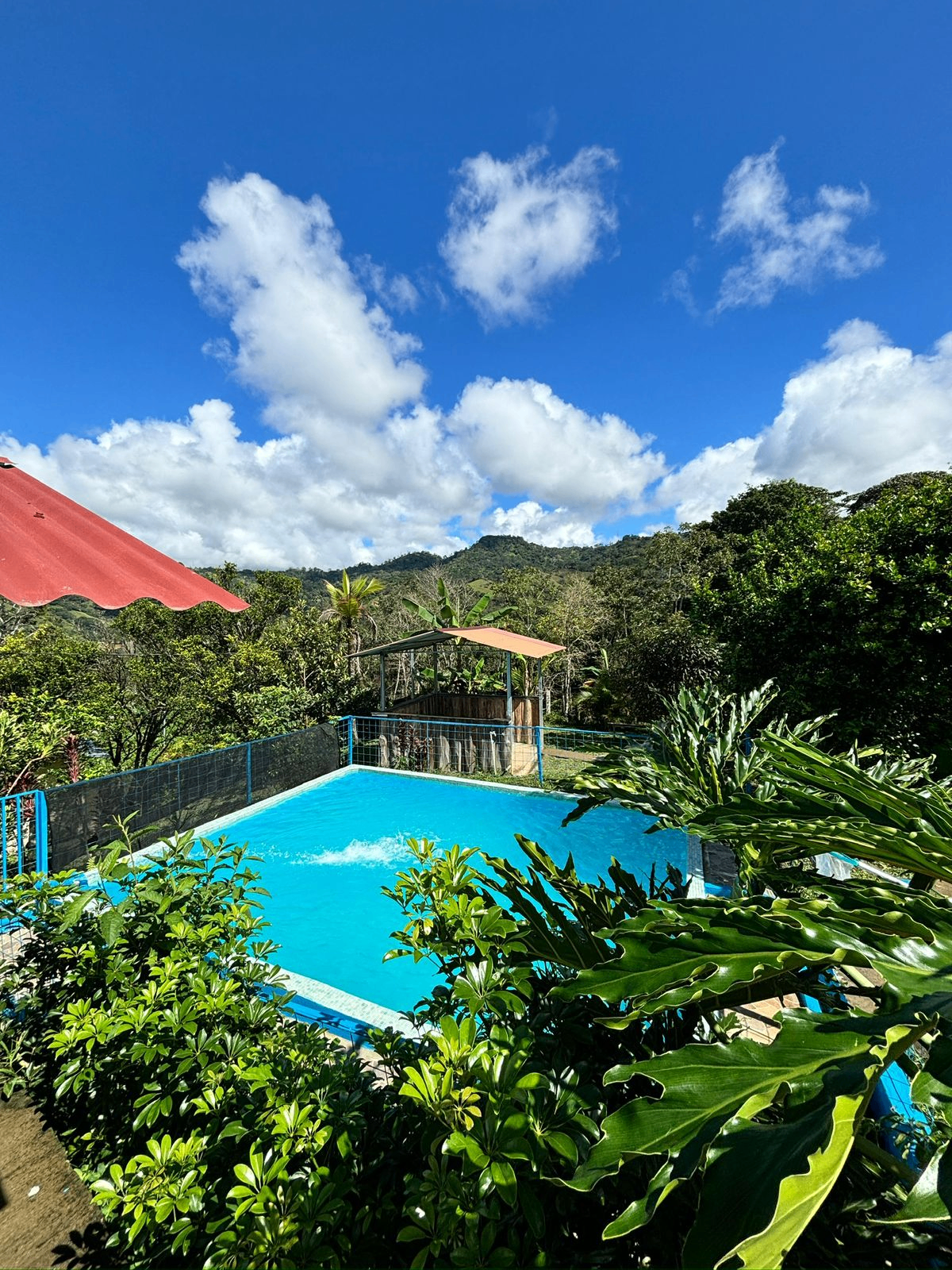 Piscina con vista a las montañas en La Ranchilla