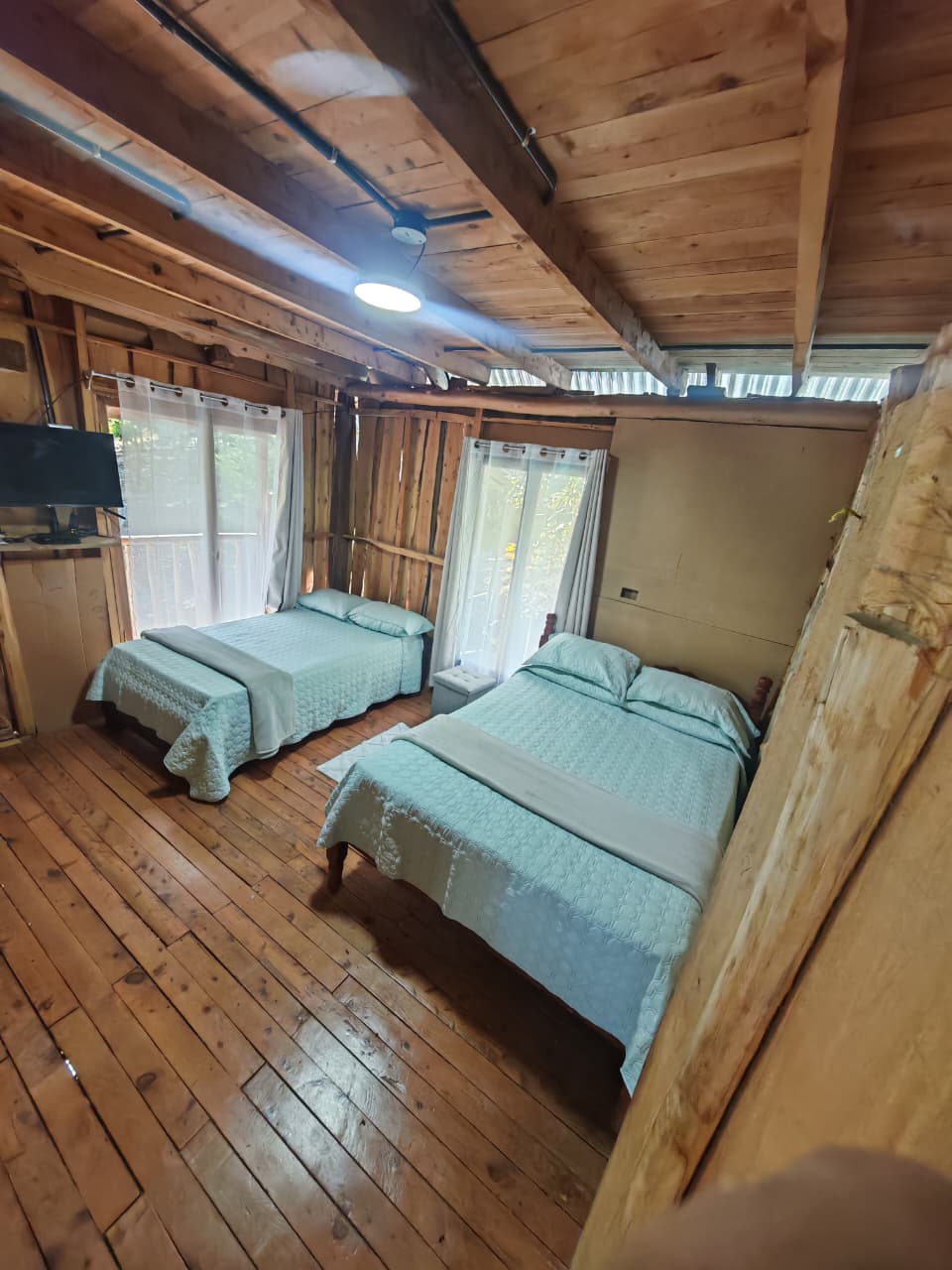 Habitación con dos camas y ventanales