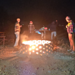 Fogata grupal de noche con visitantes