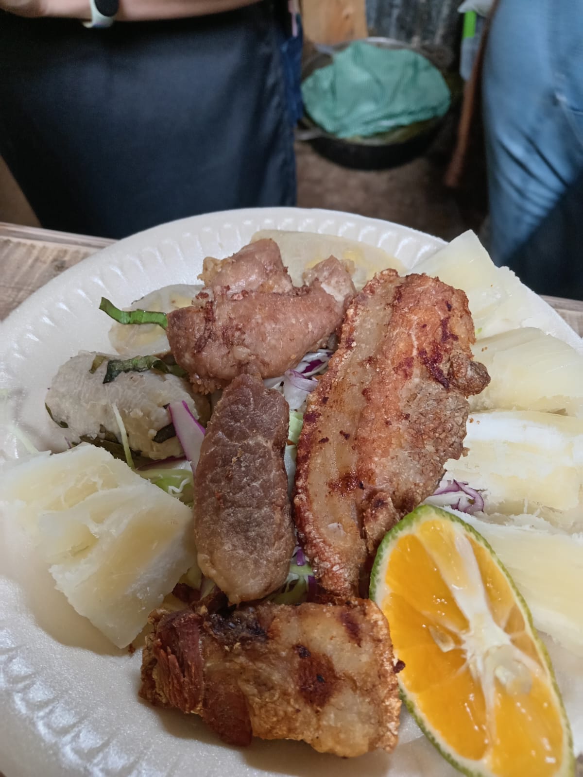 Plato típico con carnes, yuca y ensalada servido en la finca