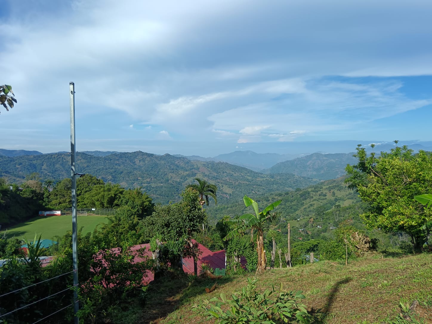 Vista al valle y montañas de Acosta