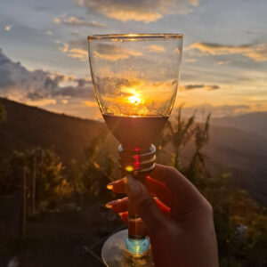 Copa de vino frente al atardecer