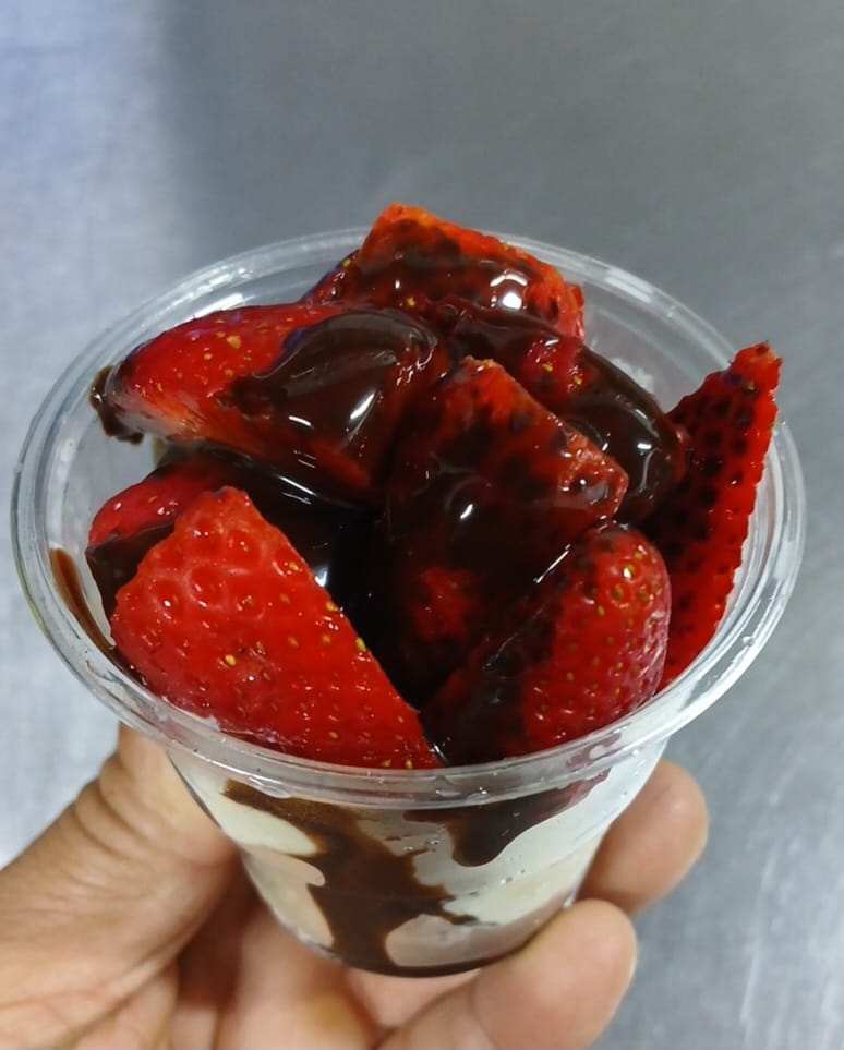 Postre con fresas y chocolate servido en vaso en Antojitos de Mi Alma