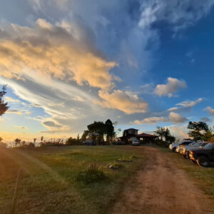 Entrada y áreas exteriores al atardecer