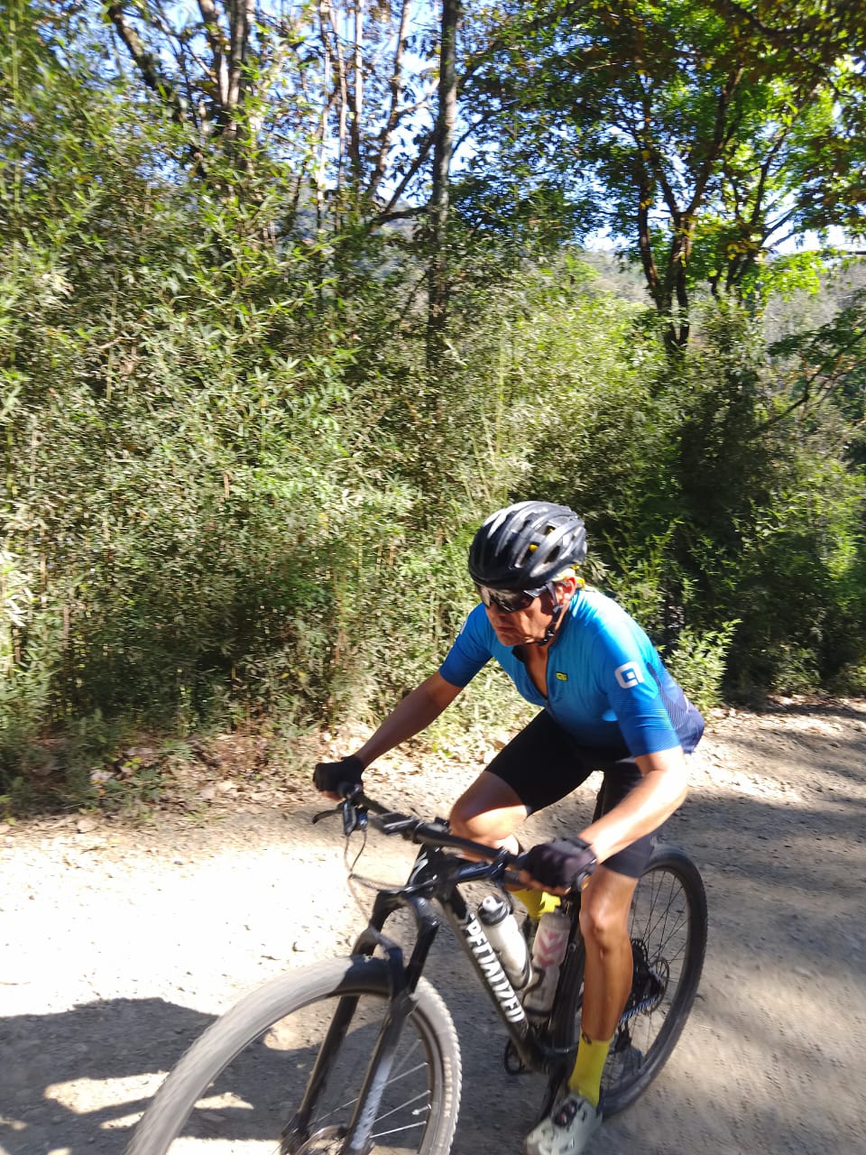 AcostaMTB — ciclista en sendero de bambú