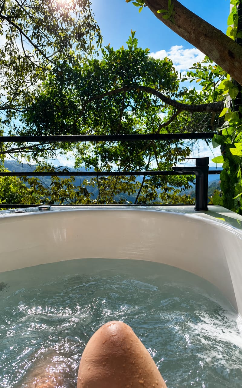 Jacuzzi con vista a las montañas de Palmichal