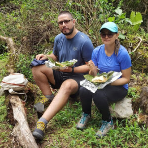 Pareja disfrutando un picnic en plena naturaleza
