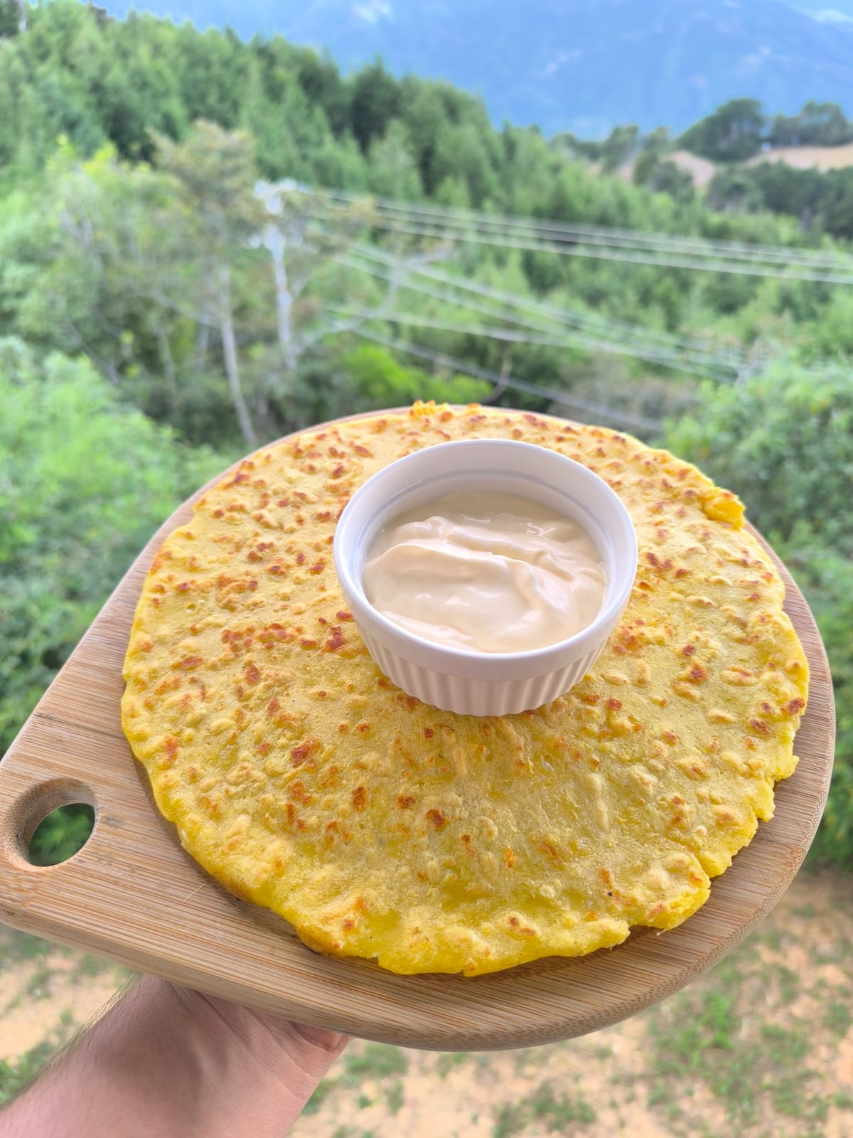 Chorreada de maíz con natilla y vista al bosque