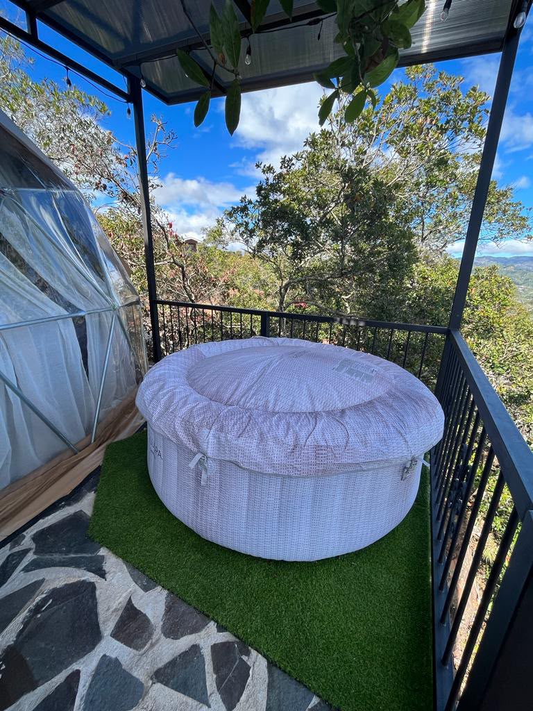 Jacuzzi privado en la terraza con vista al bosque