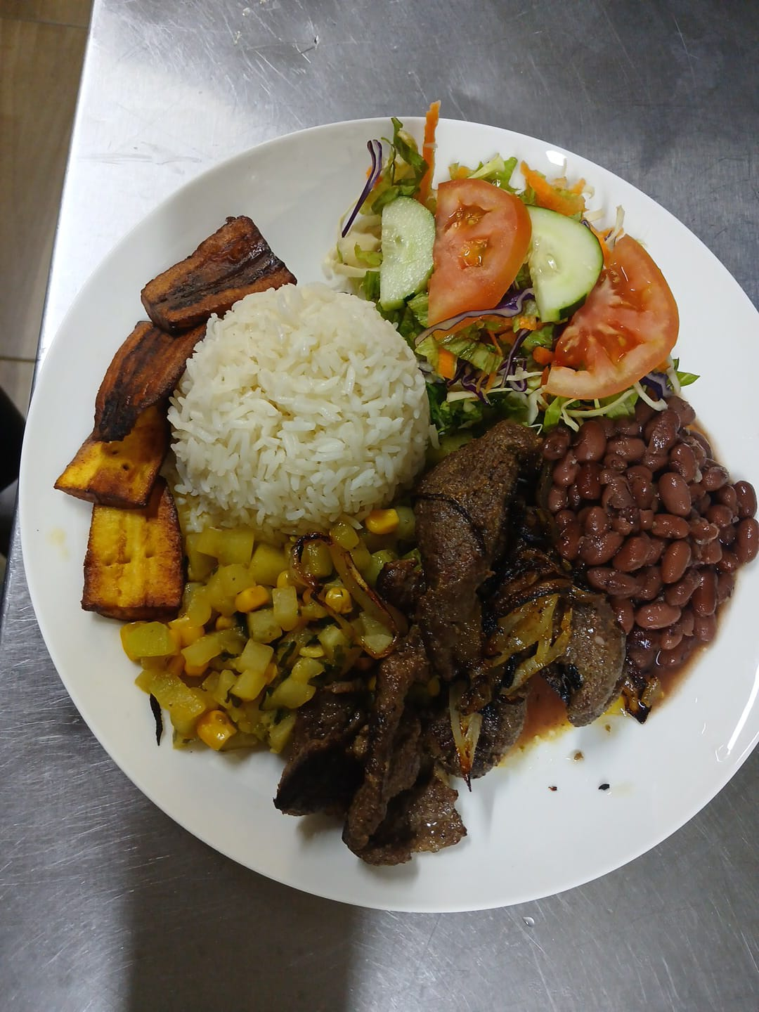 Casado con arroz, frijoles, ensalada y carne en Antojitos de Mi Alma