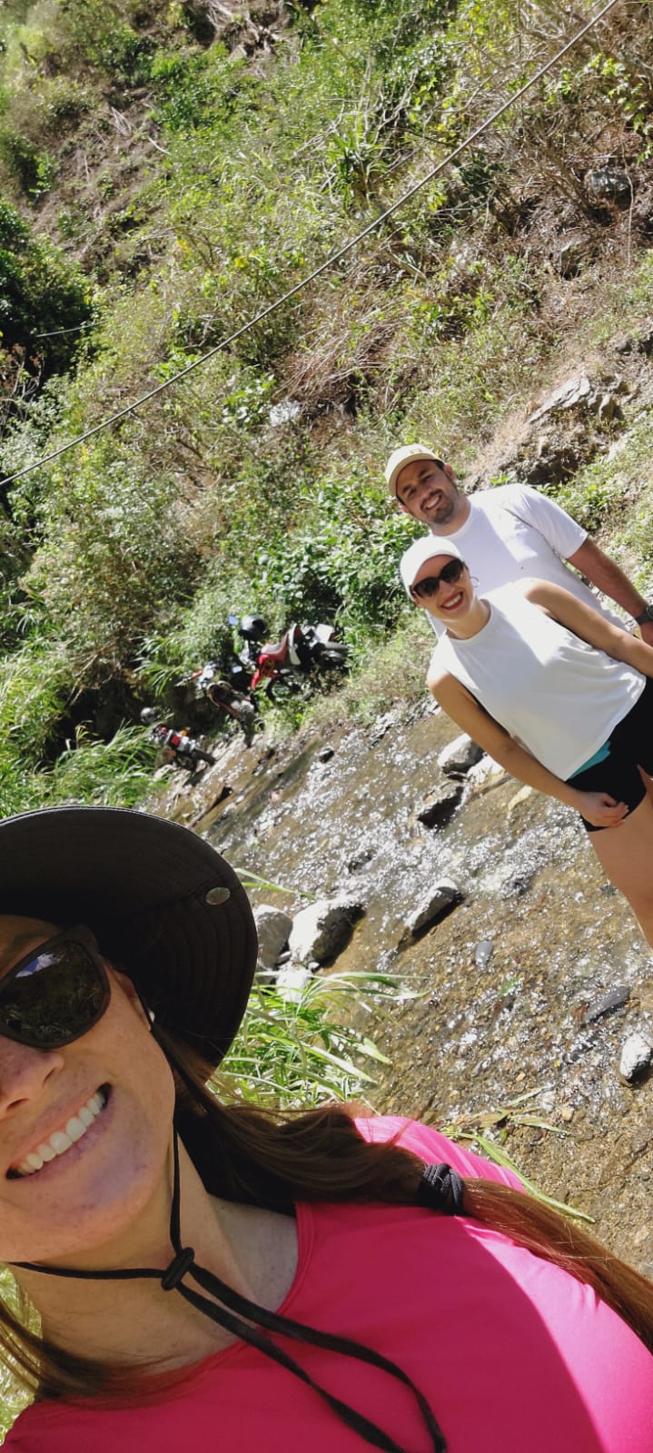 Aventura en moto por los ríos de la montaña