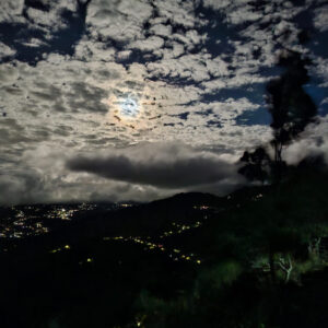 Luna llena sobre el valle iluminado