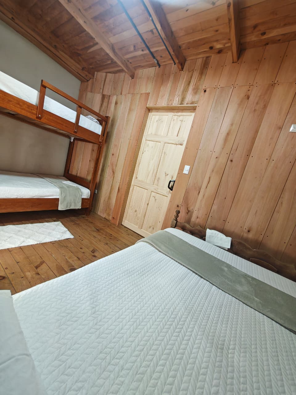 Habitación con camarote y cama doble