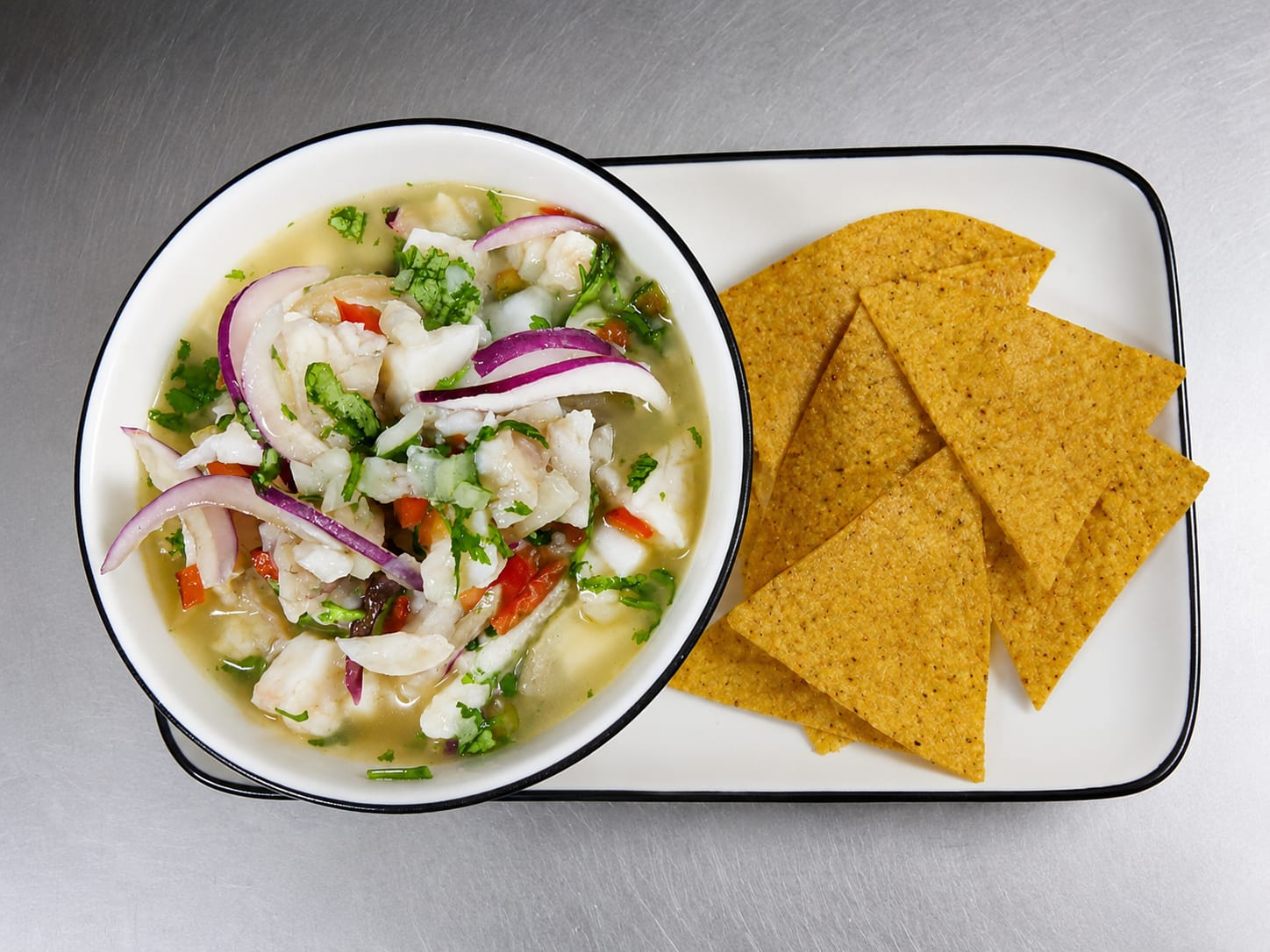 Ceviche fresco acompañado de tortillas tostadas