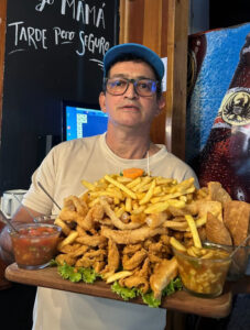 Plato grande de pescado frito y papas para compartir