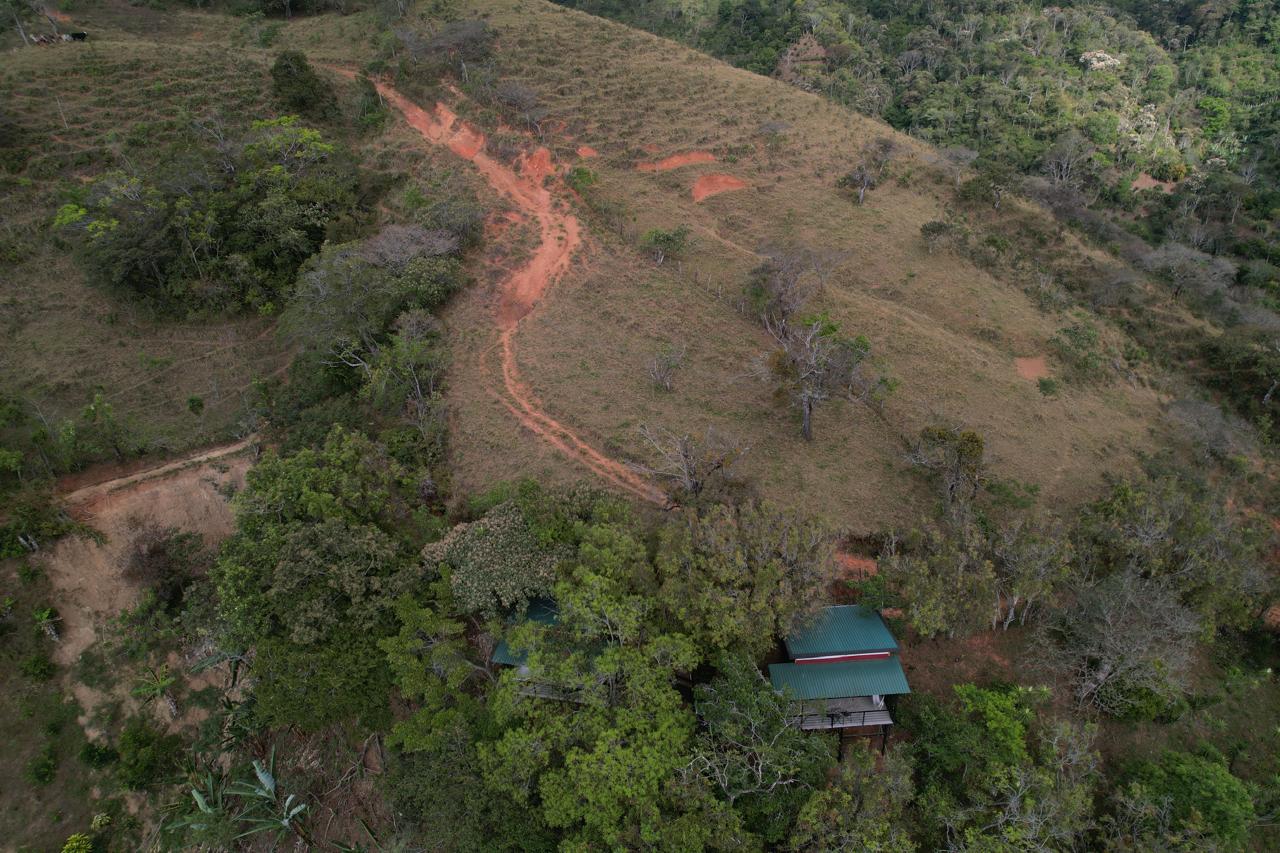 Vista aérea de MiraVerde entre montañas y bosque