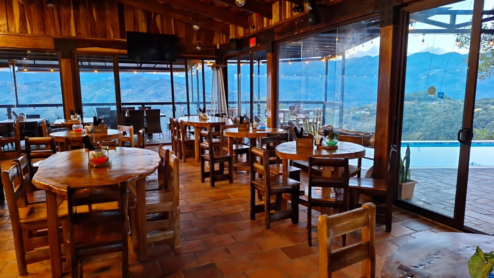 Salón interior del restaurante con ventanales panorámicos