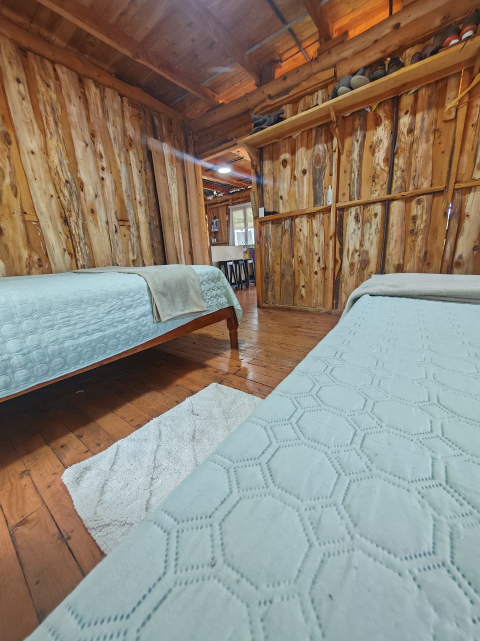 Habitación de madera con dos camas