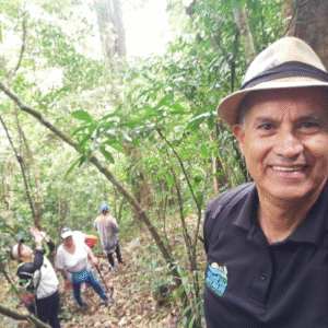 Caminata por el sendero del bosque