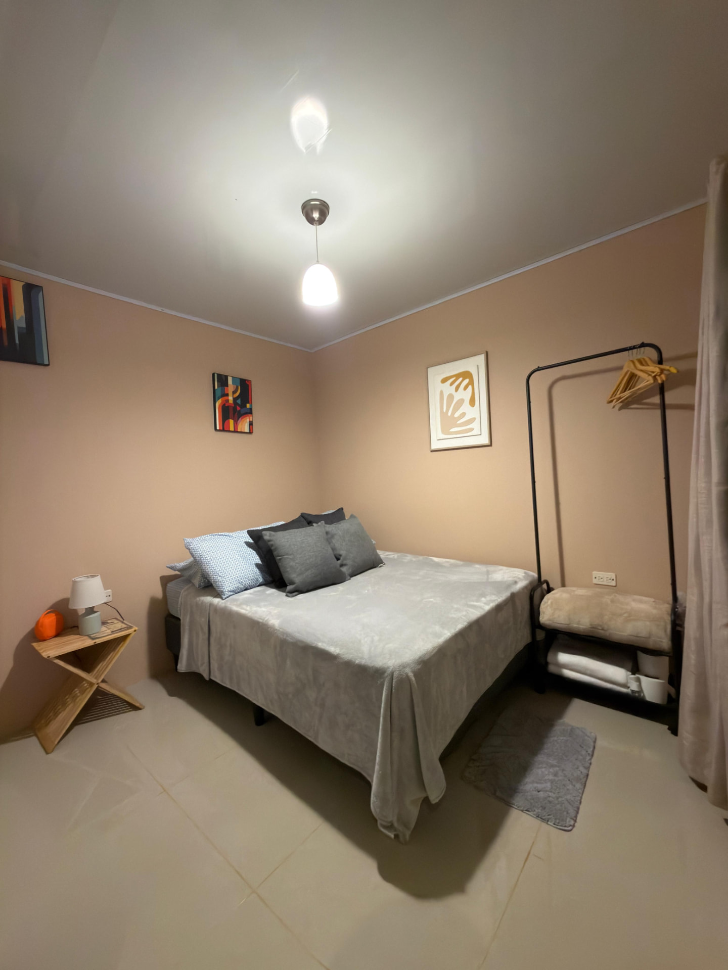Habitación acogedora con cama matrimonial
