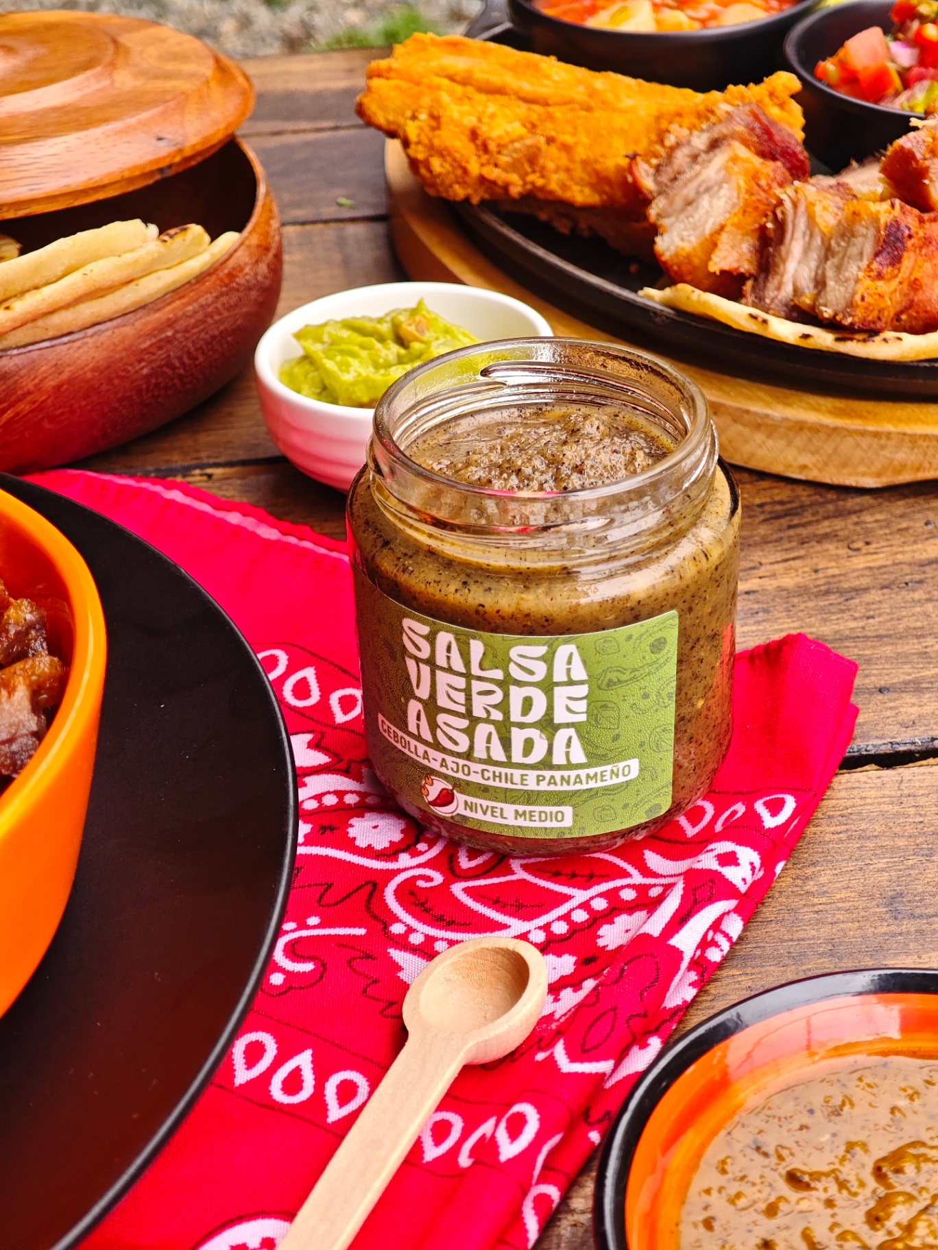 Salsa verde asada artesanal con chicharrones