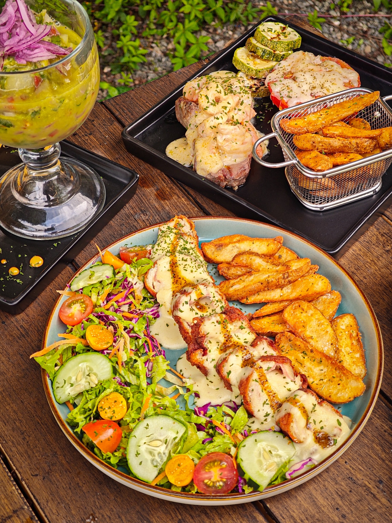 Cordon bleu con papas y ensalada fresca
