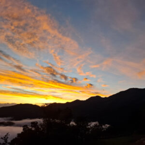 Amanecer con nubes sobre el valle