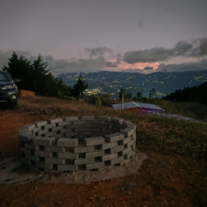 Fogata circular con vista a las luces del valle