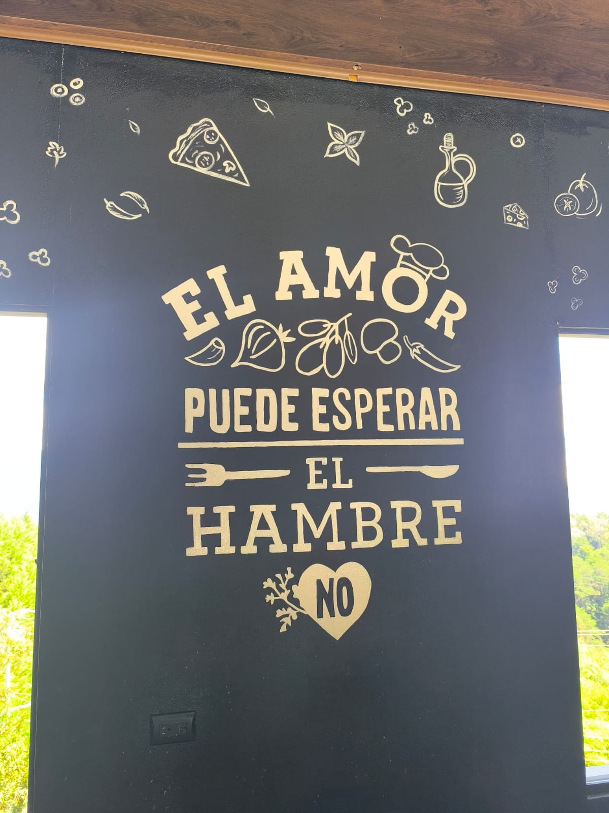 Mural del restaurante: El amor puede esperar, el hambre no