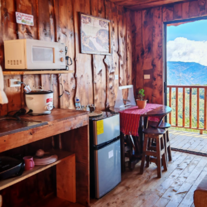 Cocina equipada con microondas, refri y vista a la montaña