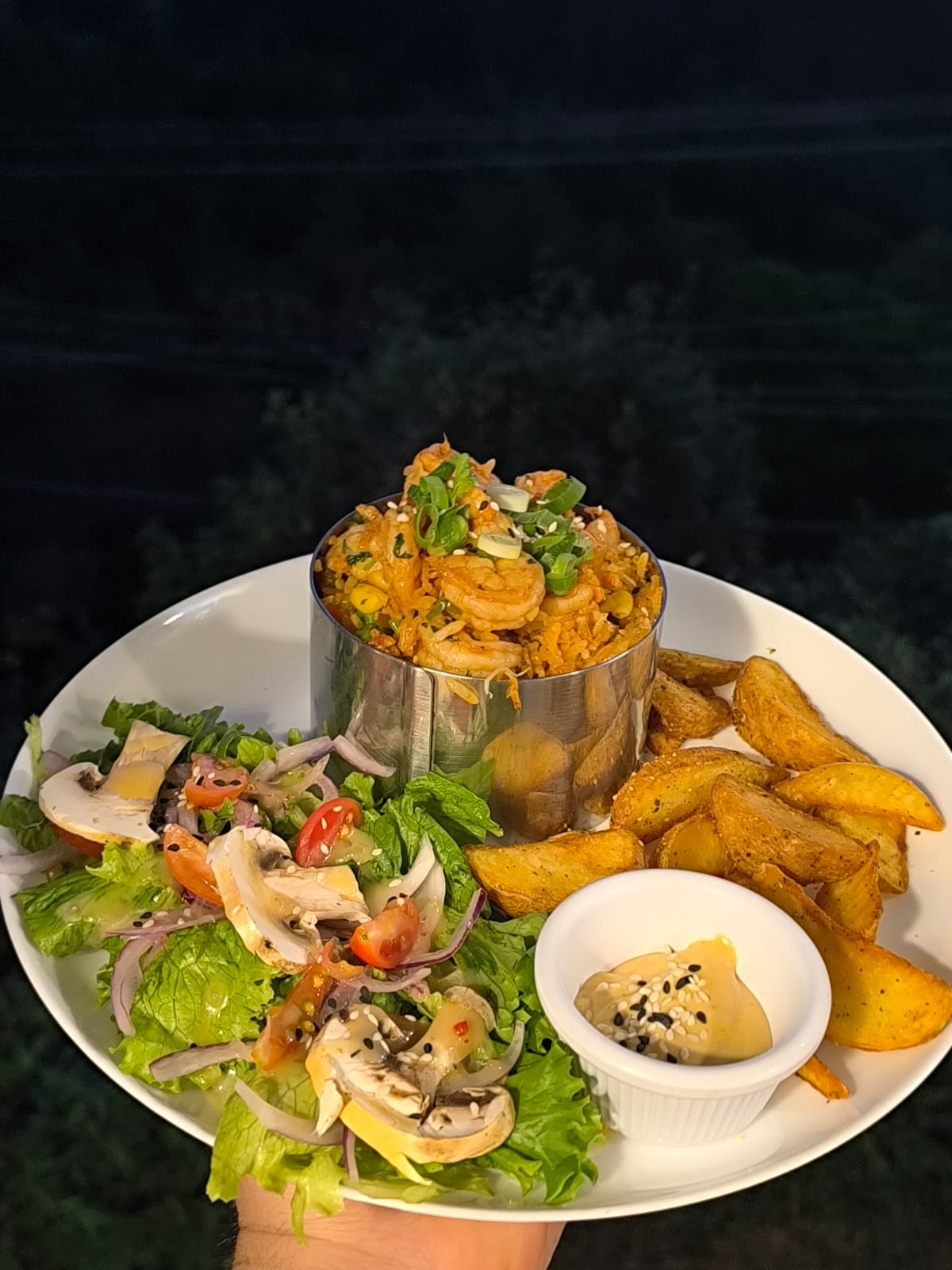 Arroz con camarones, ensalada y papas gajo
