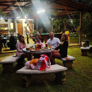 Familia compartiendo cena al aire libre en Truchas San Pablo