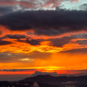 Cielo rojizo al ocaso desde el mirador