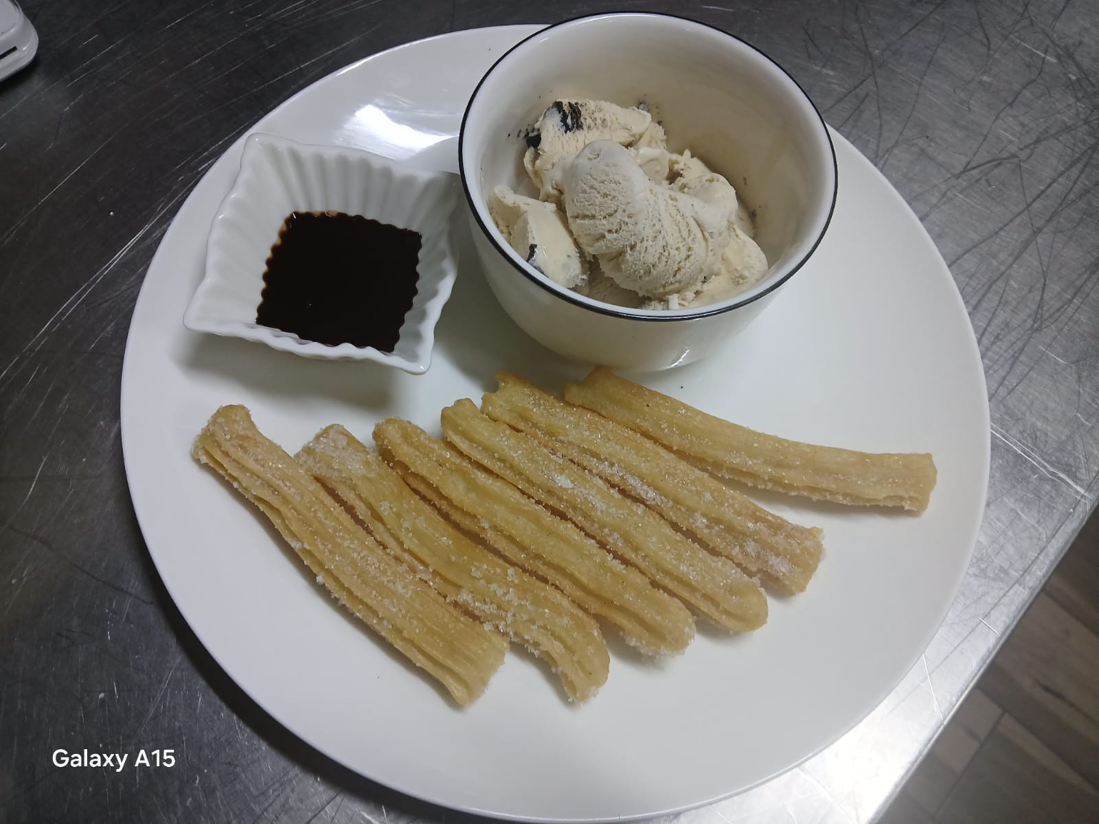Churros con helado y salsa de chocolate en Antojitos de Mi Alma