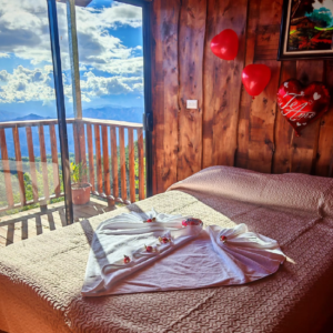Habitación con cama matrimonial y vista al balcón