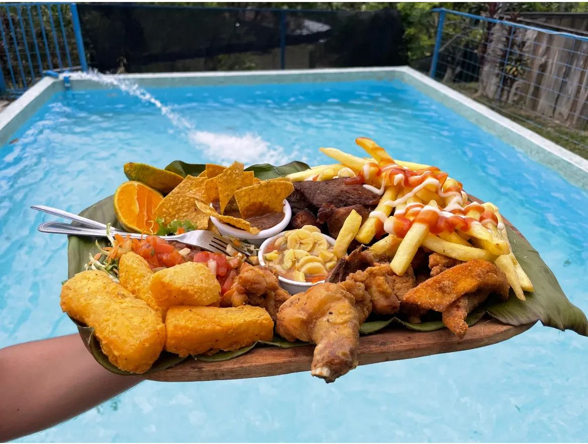 Bandeja de comida para compartir junto a la piscina en La Ranchilla